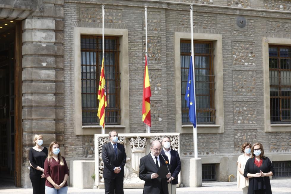 Minuto de silencio del Gobierno de Aragón en el edificio Pignatelli.