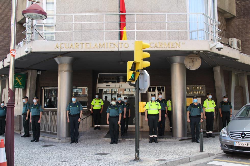 Minuto de silencio en la comandancia de la Guardia Civil en Zaragoza.