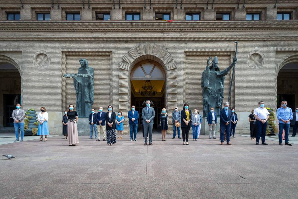 Minuto de silencio por las víctimas del coronavirus en el Ayuntamiento de Zaragoza.