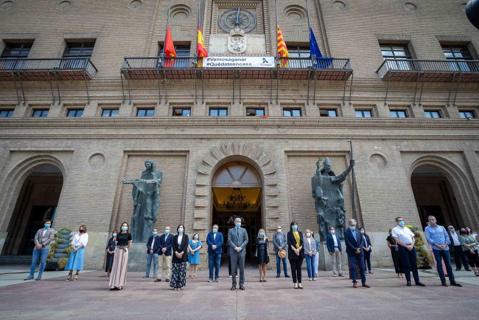 Minuto de silencio por las víctimas del coronavirus en el Ayuntamiento de Zaragoza.