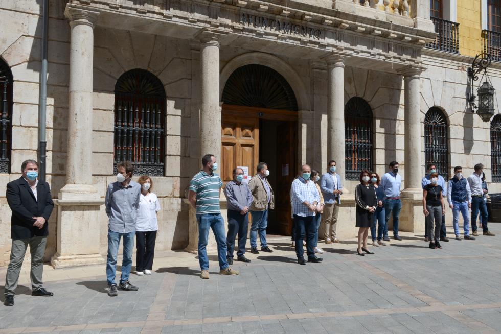 Minuto de silencio por las víctimas del coronavirus en Teruel.