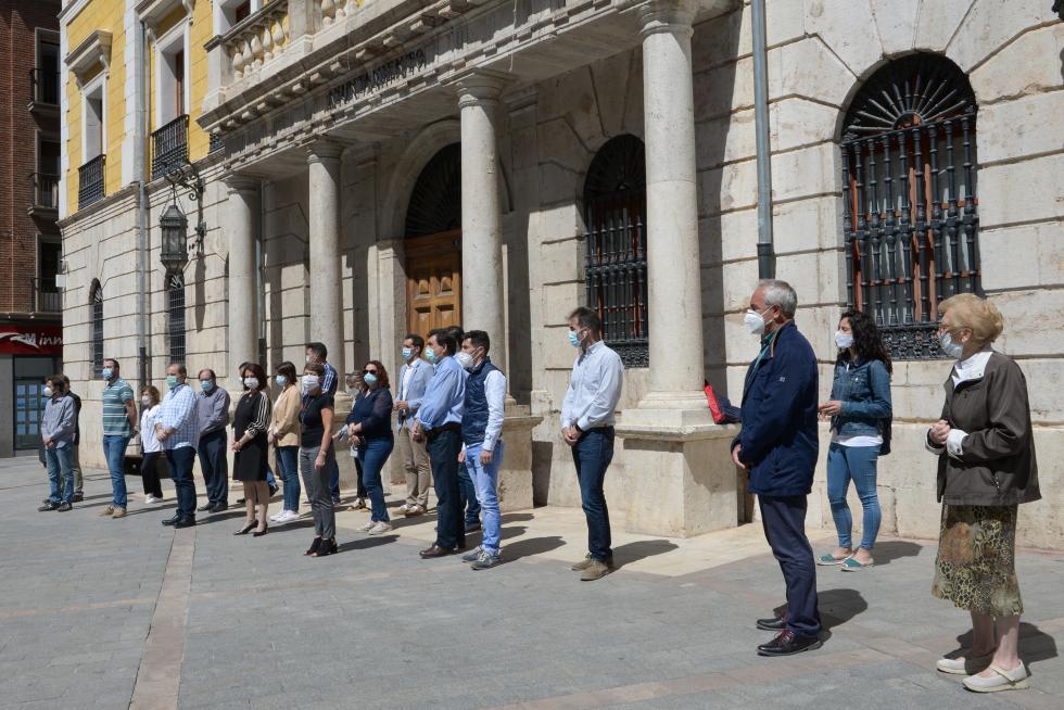 Minuto de silencio por las víctimas del coronavirus en Teruel.