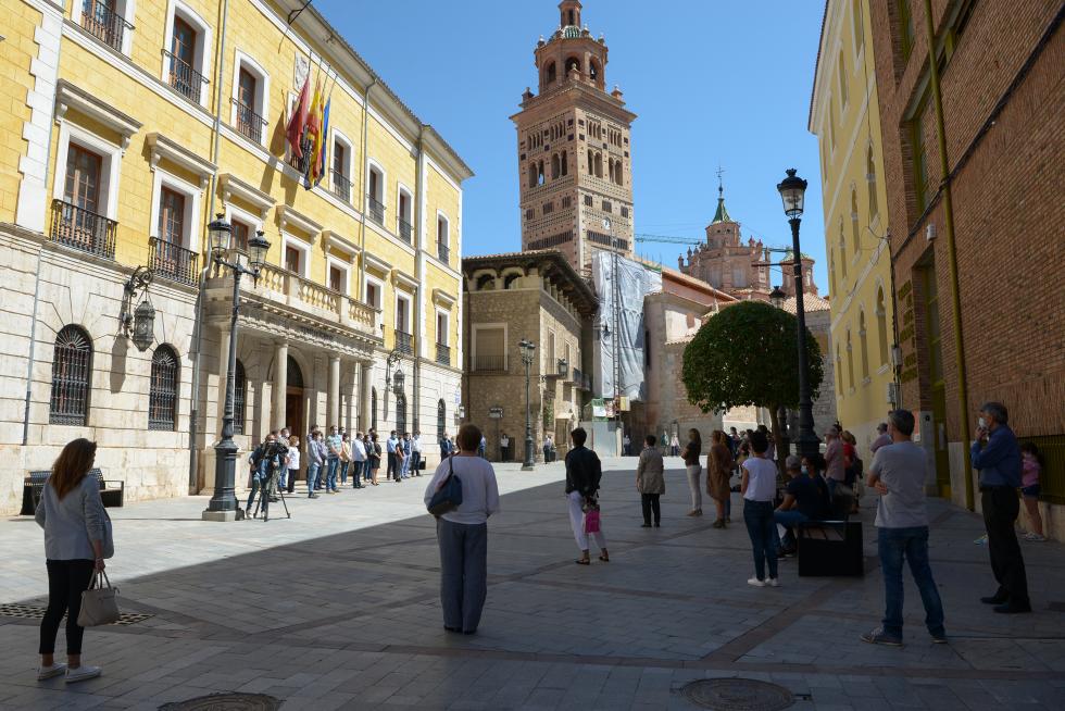 Minuto de Silencio por las víctimas del coronavirus en Teruel.