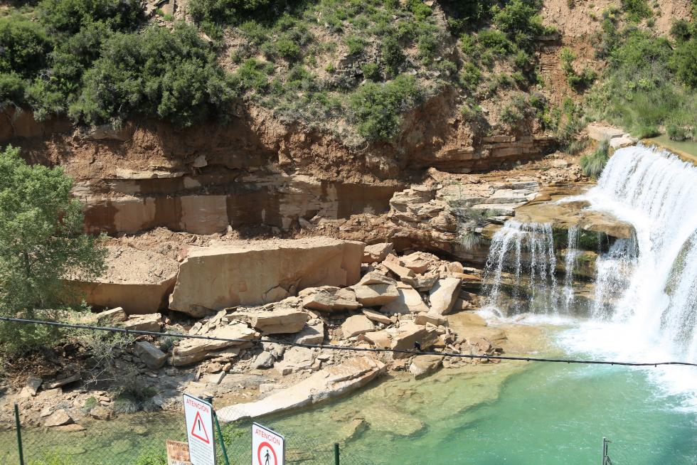 Bañistas en el Salto de Bierge (en el Alcanadre) este domingo.
