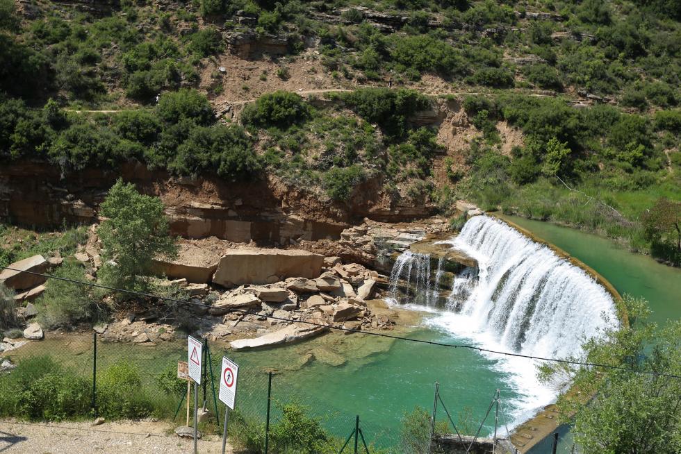 Bañistas en el Salto de Bierge (en el Alcanadre) este domingo.