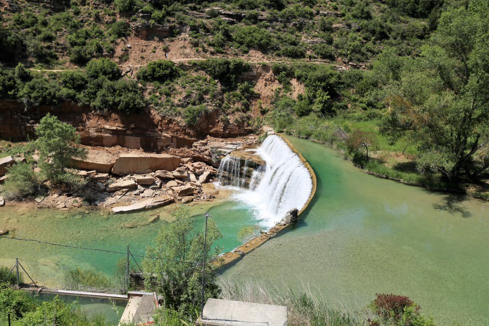 Bañistas en el Salto de Bierge (en el Alcanadre) este domingo.