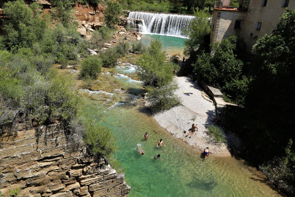 Bañistas en el Salto de Bierge (en el Alcanadre) este domingo.