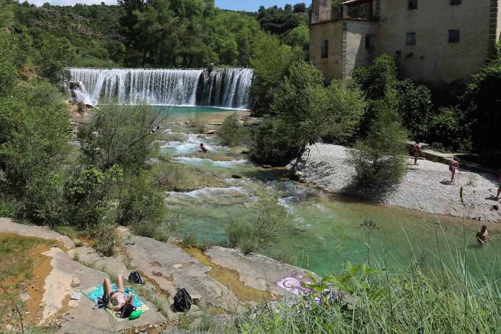 Bañistas en el Salto de Bierge (en el Alcanadre) este domingo.
