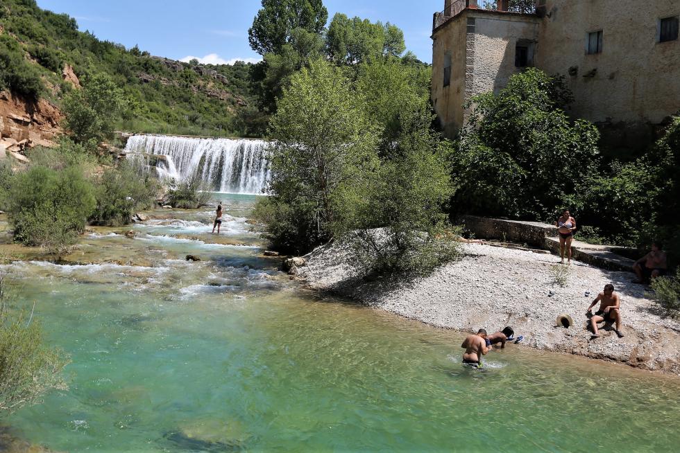 Bañistas en el Salto de Bierge (en el Alcanadre) este domingo.