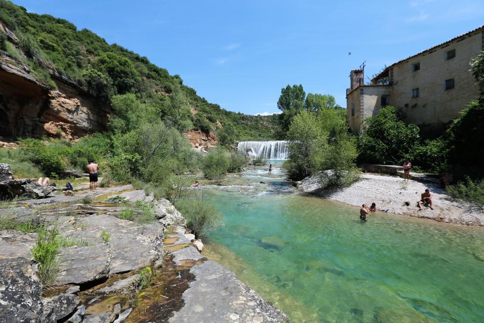 Bañistas en el Salto de Bierge (en el Alcanadre) este domingo.
