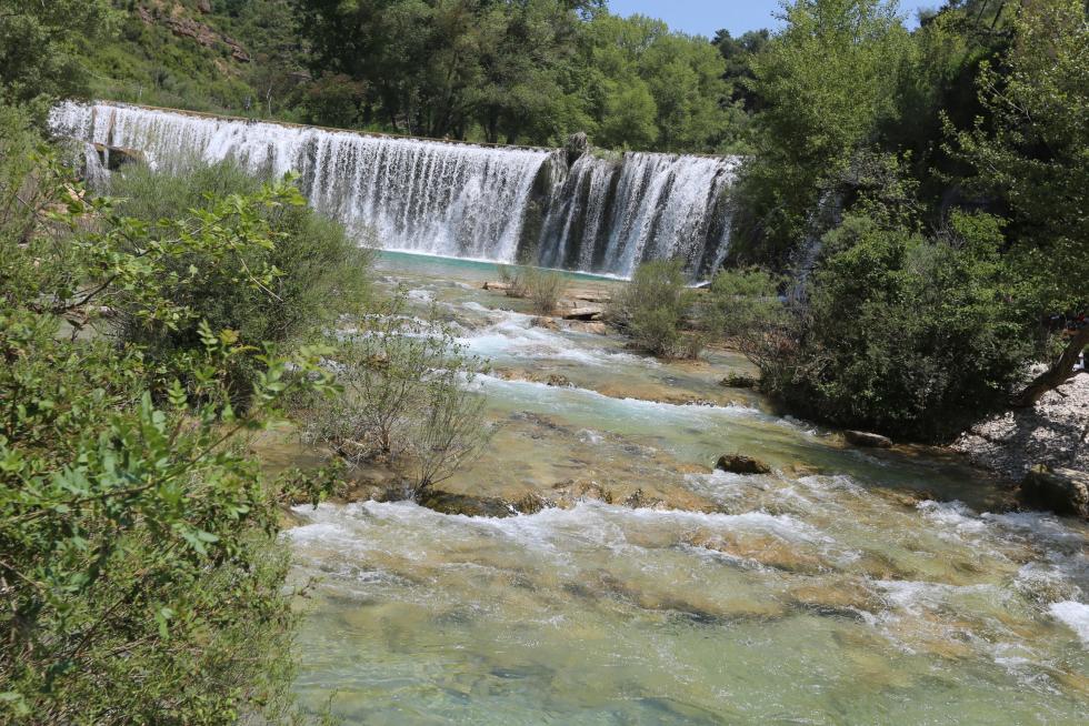 Bañistas en el Salto de Bierge (en el Alcanadre) este domingo.