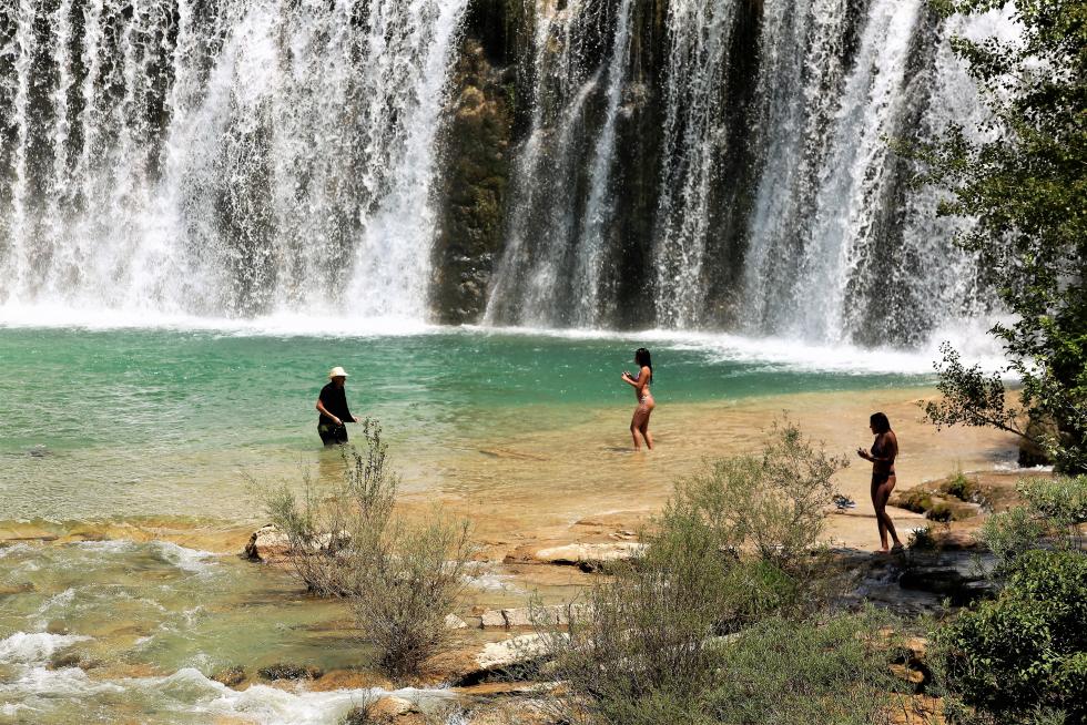 Bañistas en el Salto de Bierge (en el Alcanadre) este domingo.