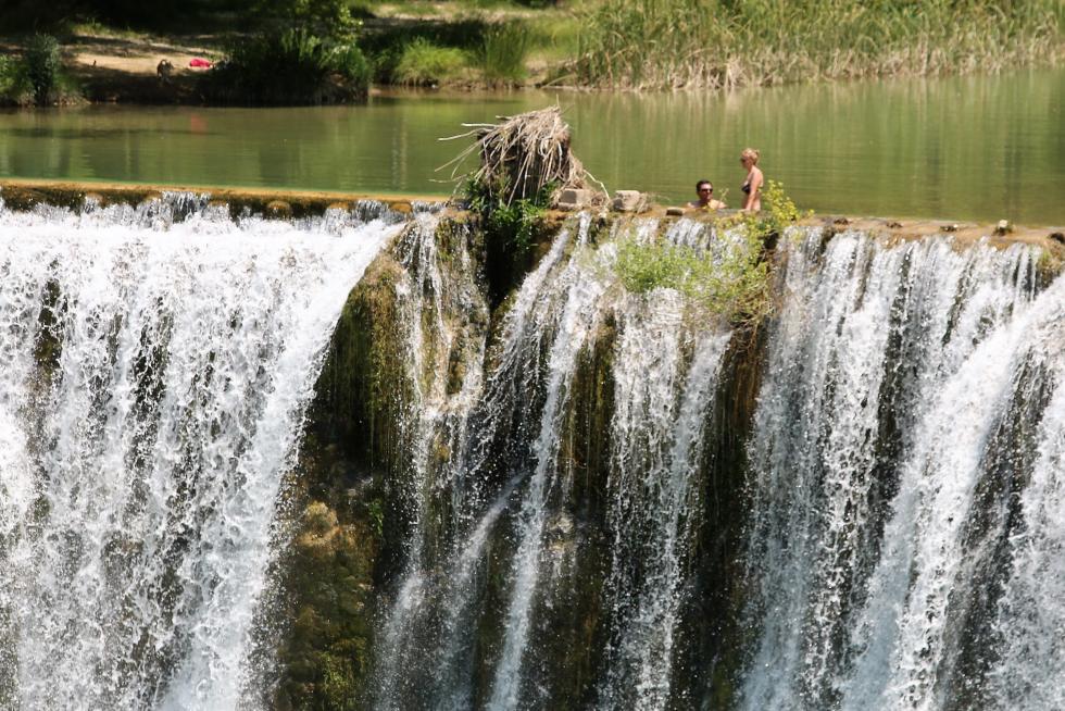 Bañistas en el Salto de Bierge (en el Alcanadre) este domingo.