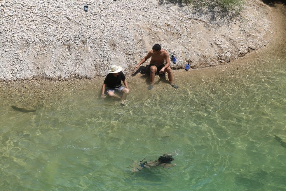 Bañistas en el Salto de Bierge (en el Alcanadre) este domingo.