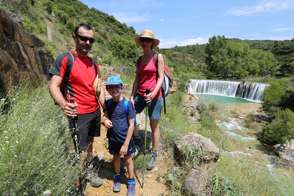 Bañistas en el Salto de Bierge (en el Alcanadre) este domingo.