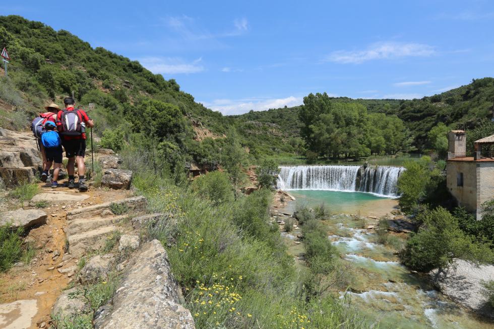 Bañistas en el Salto de Bierge (en el Alcanadre) este domingo.