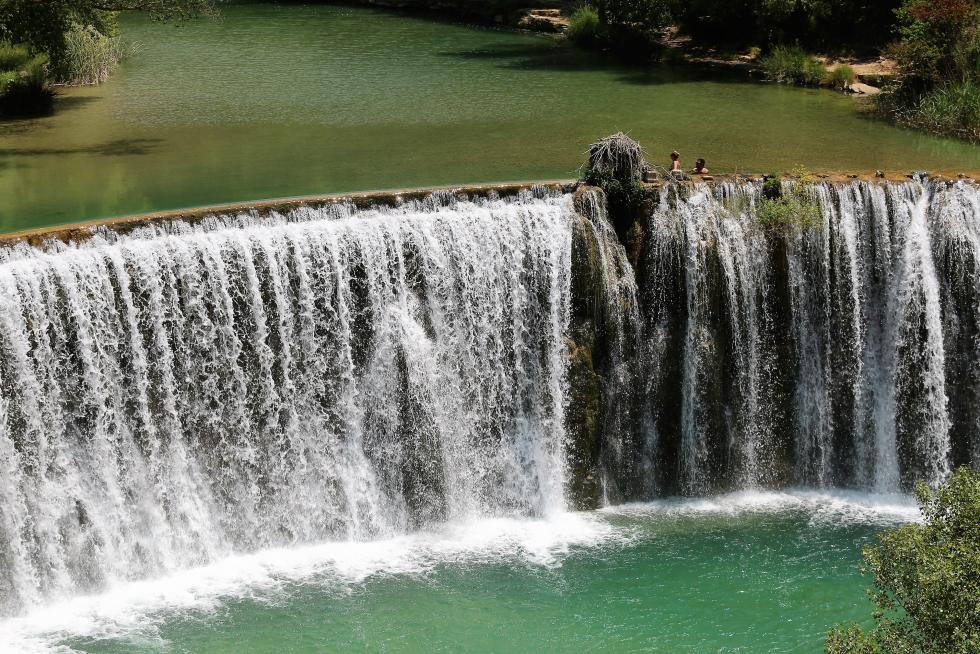 Bañistas en el Salto de Bierge (en el Alcanadre) este domingo.