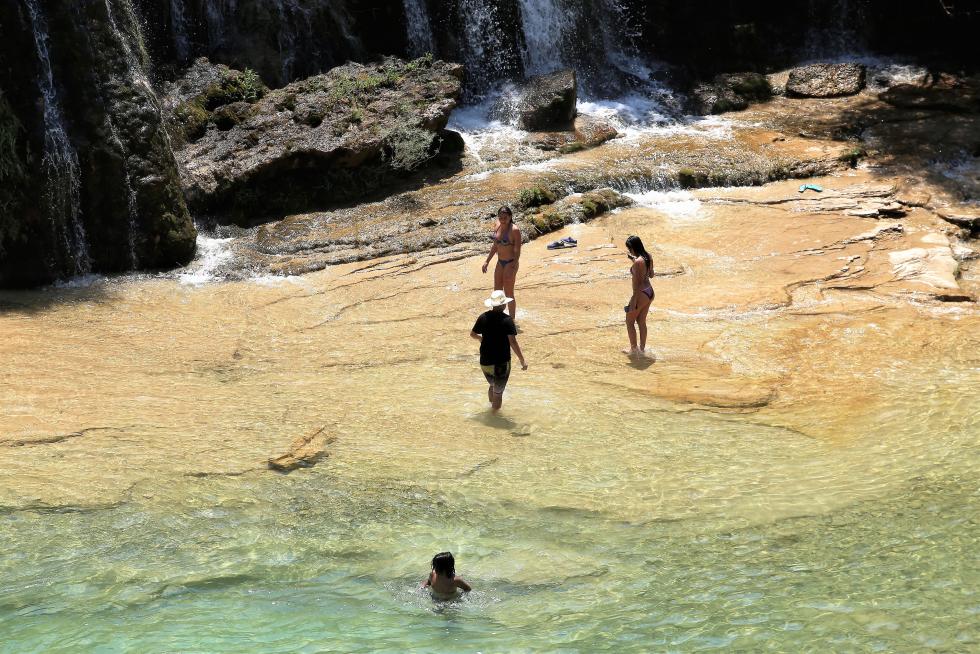 Bañistas en el Salto de Bierge (en el Alcanadre) este domingo.