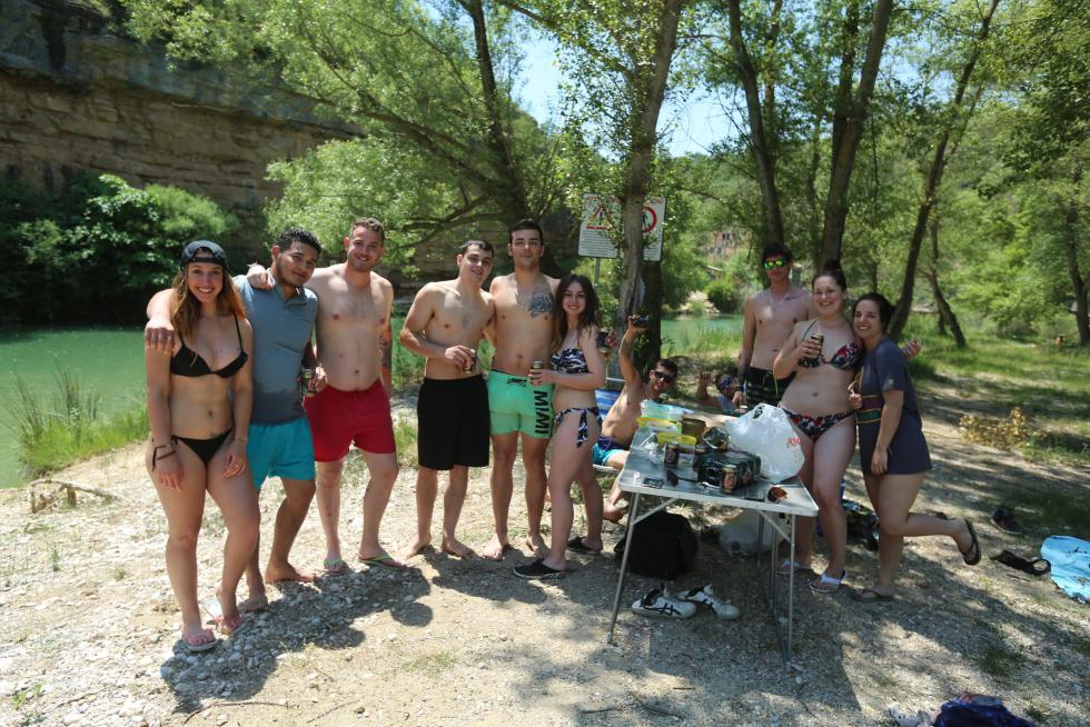 Bañistas en el Salto de Bierge (en el Alcanadre) este domingo.