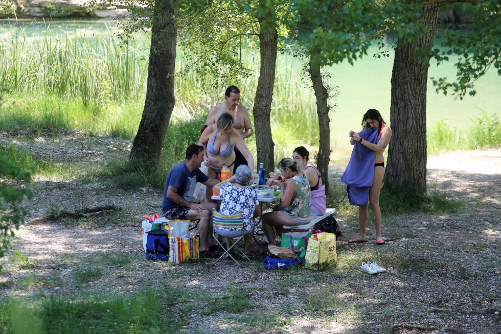 Bañistas en el Salto de Bierge (en el Alcanadre) este domingo.