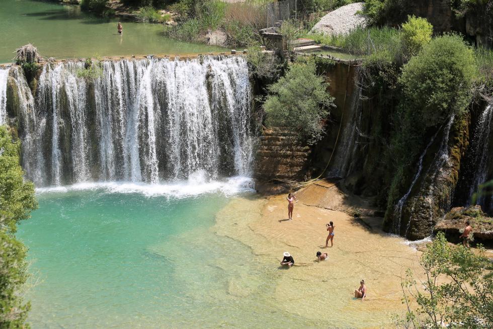 Bañistas en el Salto de Bierge (en el Alcanadre) este domingo.
