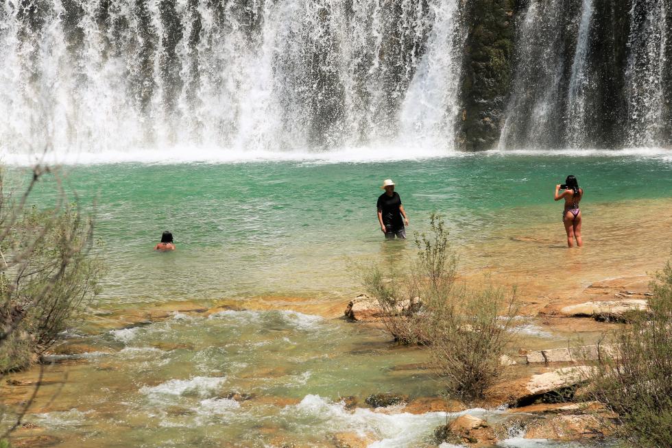 Bañistas en el Salto de Bierge (en el Alcanadre) este domingo.