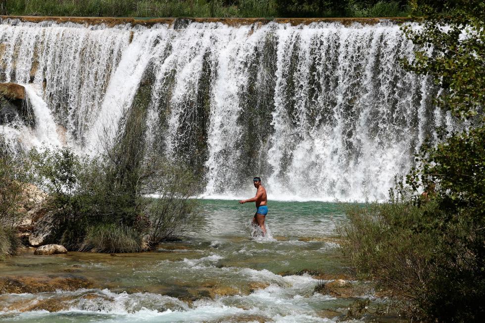 Bañistas en el Salto de Bierge (en el Alcanadre) este domingo.