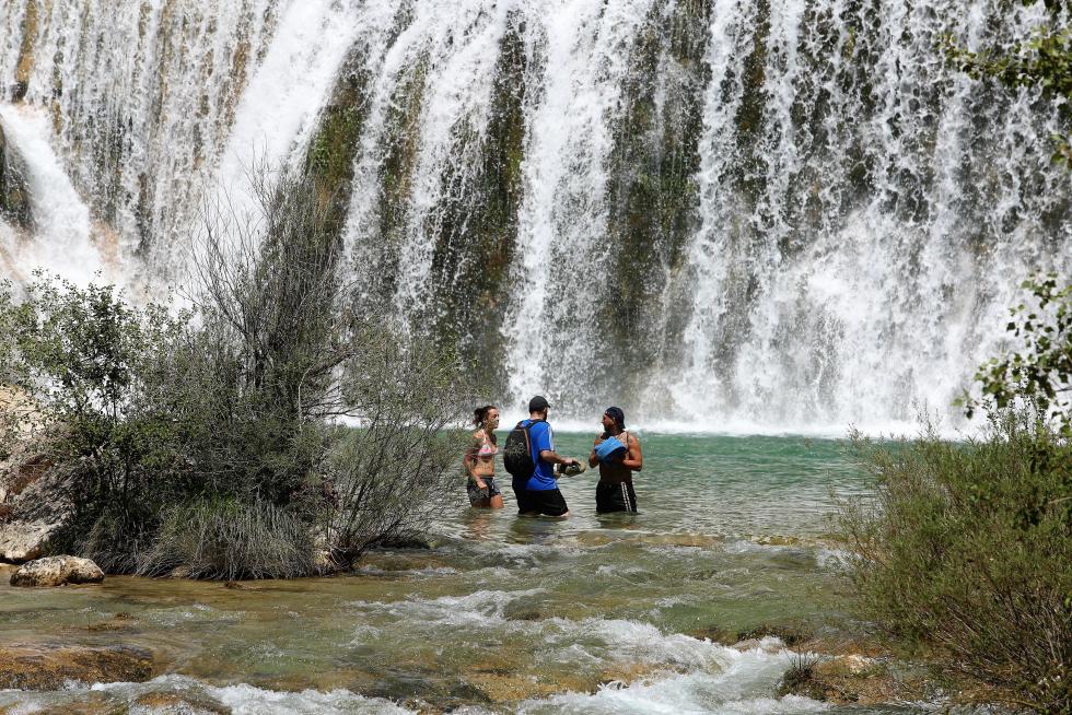Bañistas en el Salto de Bierge (en el Alcanadre) este domingo.