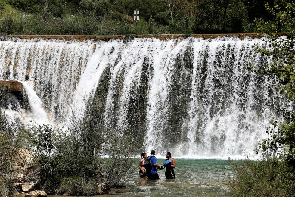 Bañistas en el Salto de Bierge (en el Alcanadre) este domingo.