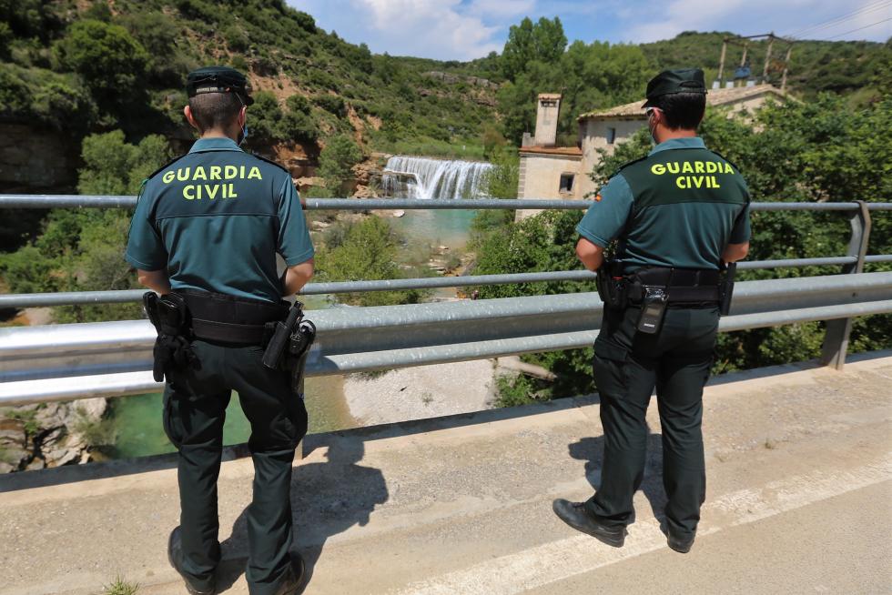 Bañistas en el Salto de Bierge (en el Alcanadre) este domingo.