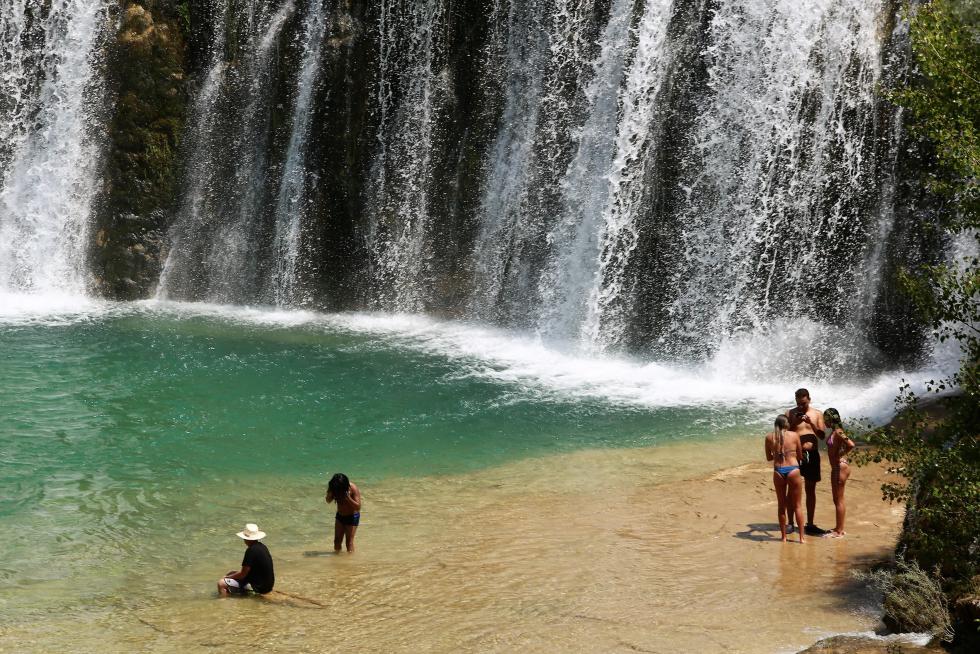 Bañistas en el Salto de Bierge (en el Alcanadre) este domingo.