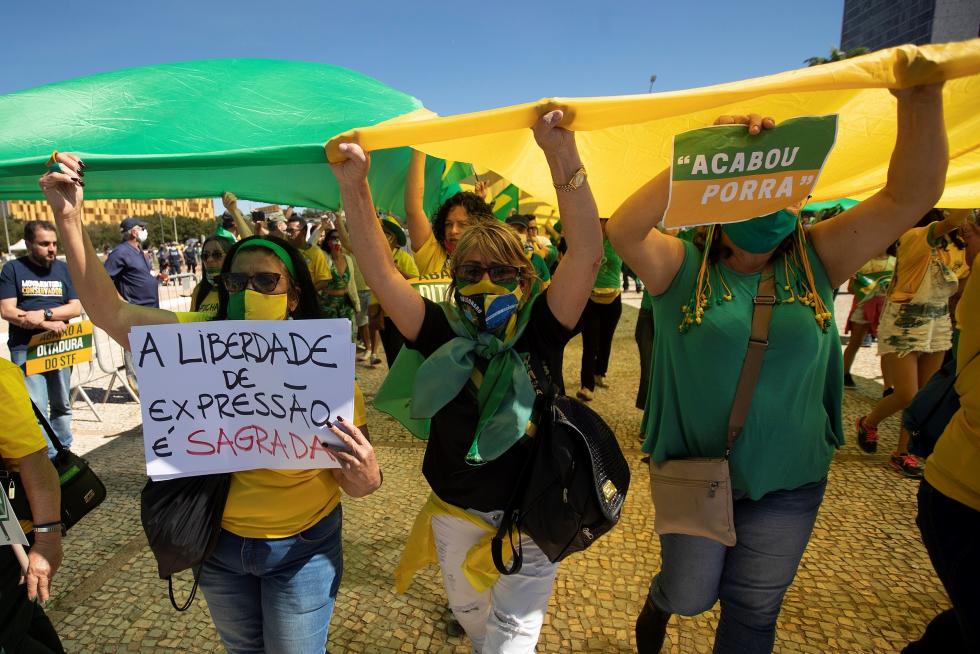 Bolsonaro se pasea a caballo entre miles de personas e ignora al coronavirus.