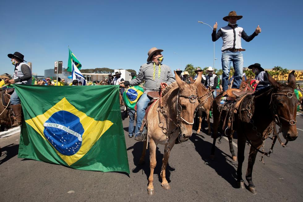 Bolsonaro se pasea a caballo entre miles de personas e ignora al coronavirus.