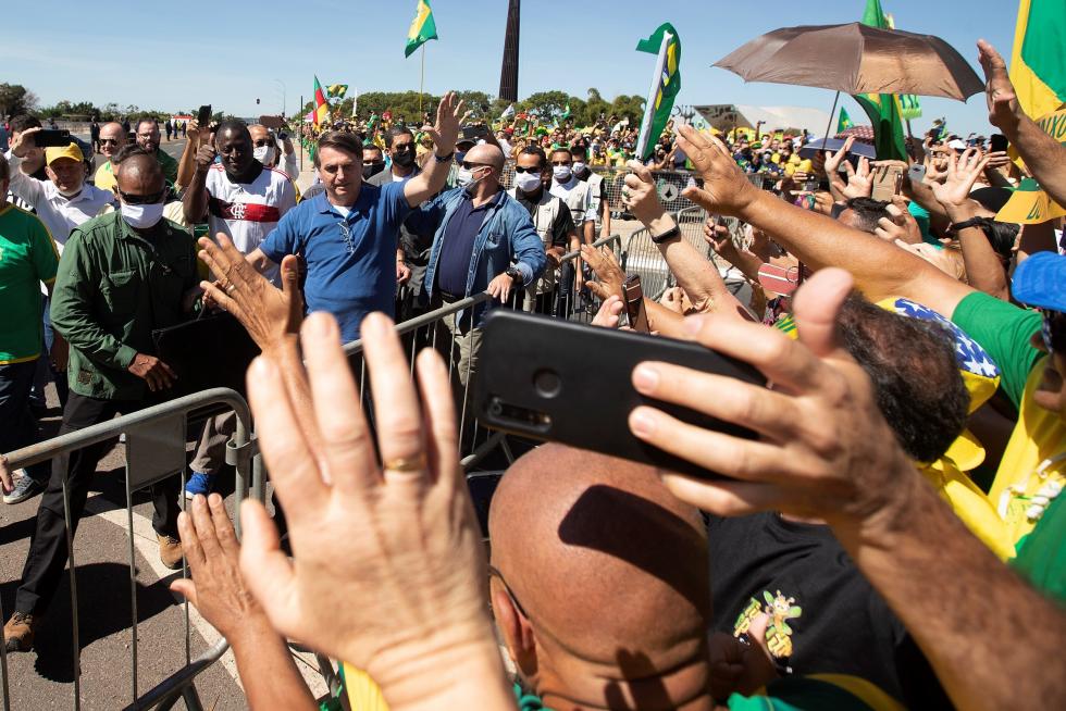 Bolsonaro se pasea a caballo entre miles de personas e ignora al coronavirus.