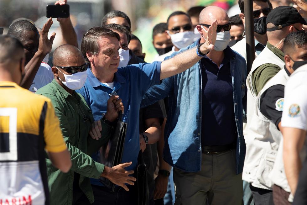 Bolsonaro se pasea a caballo entre miles de personas e ignora al coronavirus.