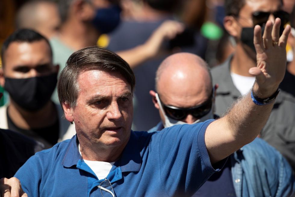 Bolsonaro se pasea a caballo entre miles de personas e ignora al coronavirus.