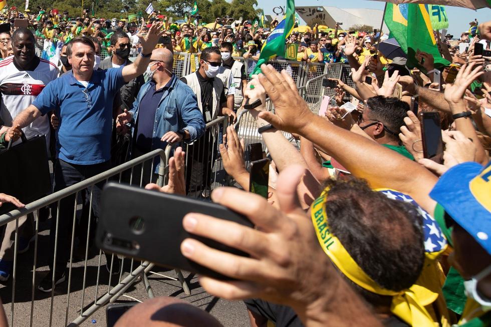Bolsonaro se pasea a caballo entre miles de personas e ignora al coronavirus.