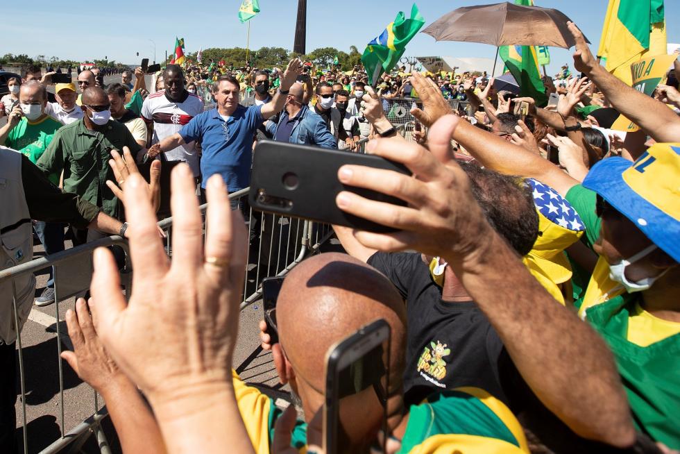 Bolsonaro se pasea a caballo entre miles de personas e ignora al coronavirus.