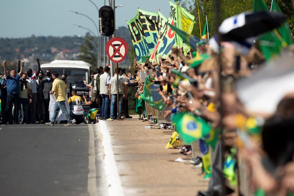 Bolsonaro se pasea a caballo entre miles de personas e ignora al coronavirus.