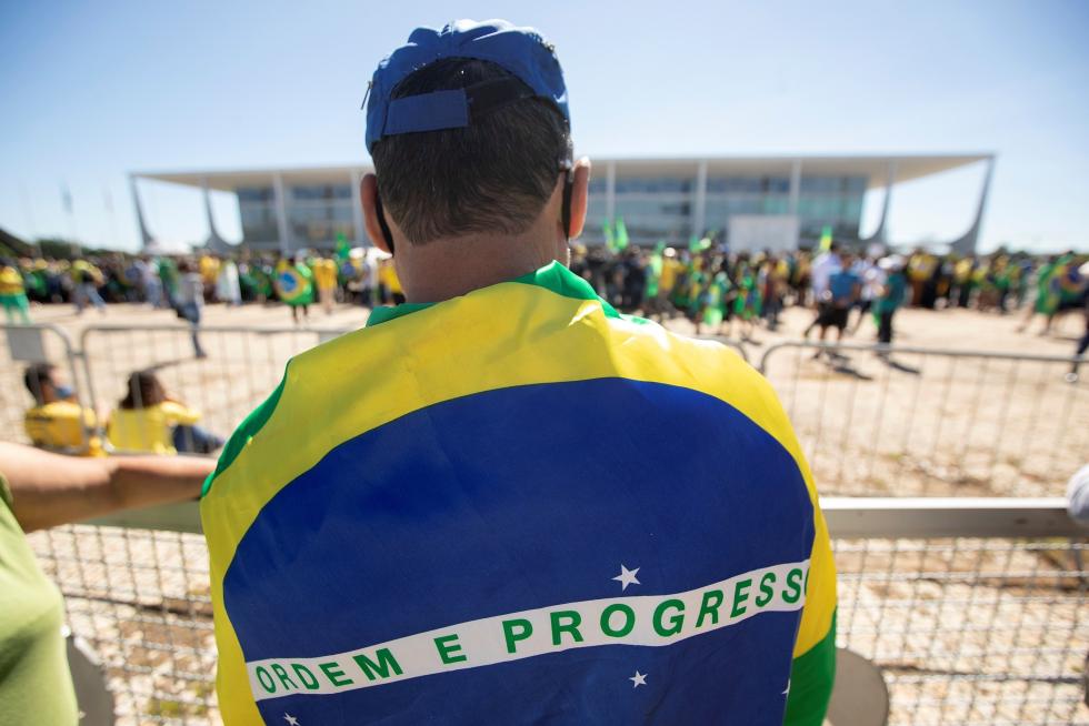 Bolsonaro se pasea a caballo entre miles de personas e ignora al coronavirus.
