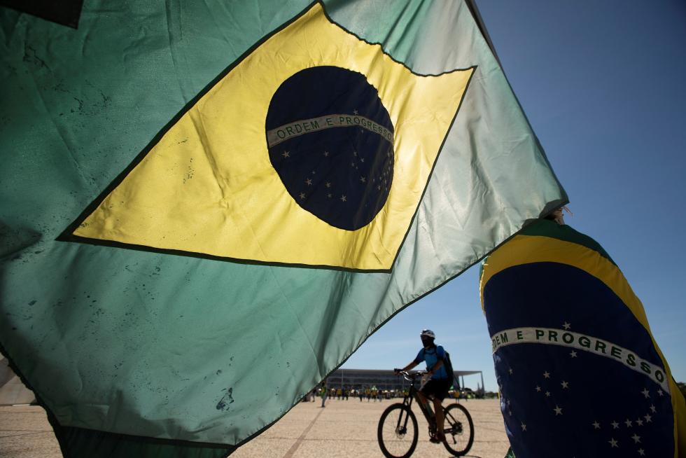 Bolsonaro se pasea a caballo entre miles de personas e ignora al coronavirus.