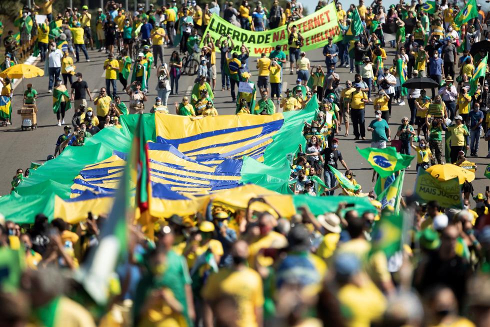 Bolsonaro se pasea a caballo entre miles de personas e ignora al coronavirus.