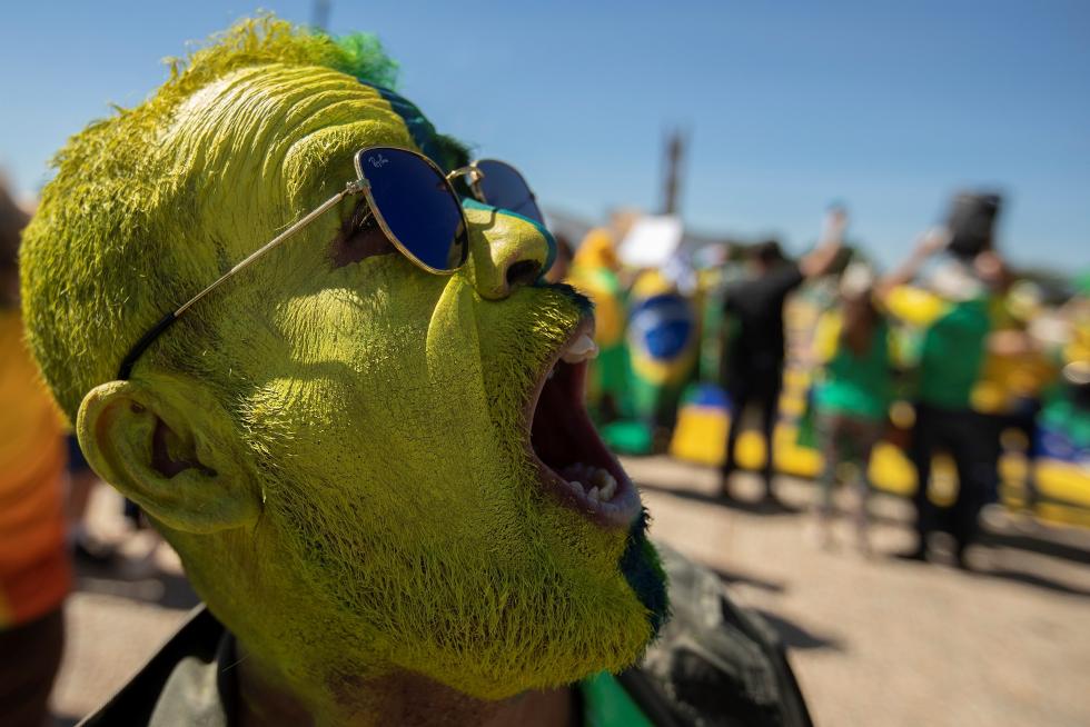 Bolsonaro se pasea a caballo entre miles de personas e ignora al coronavirus.