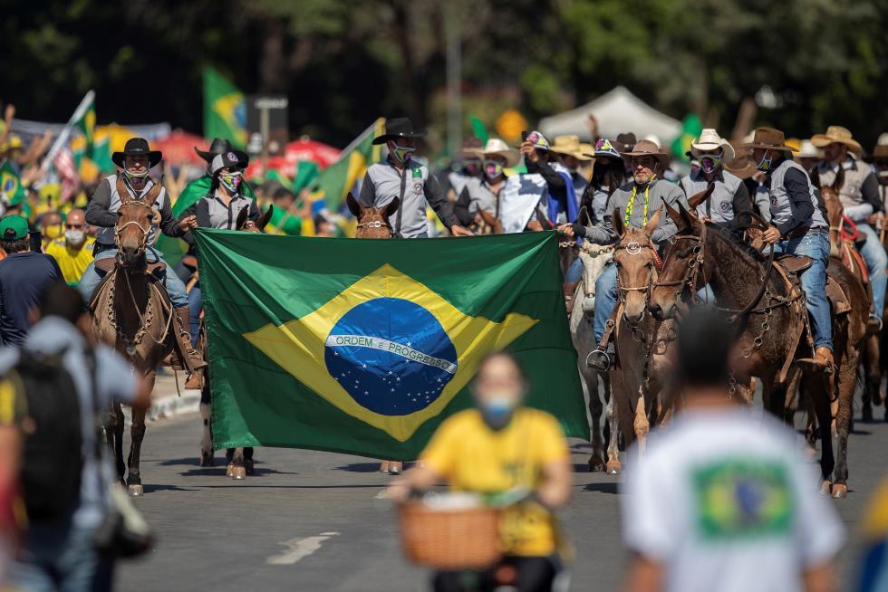 Bolsonaro se pasea a caballo entre miles de personas e ignora al coronavirus.