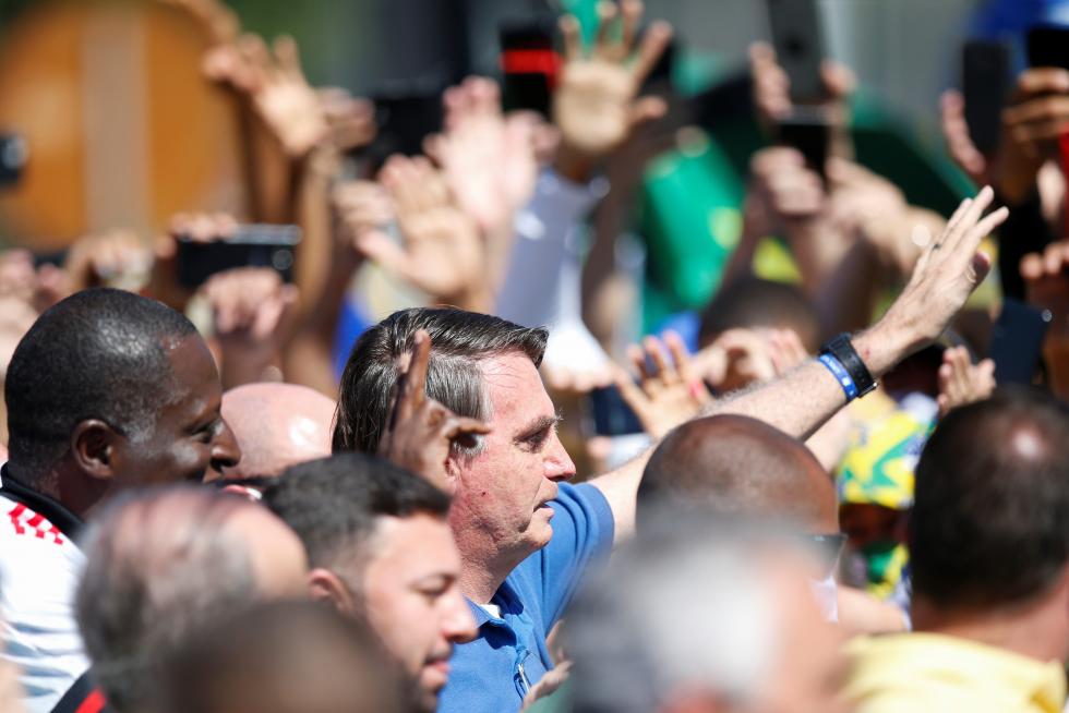 Bolsonaro se pasea a caballo entre miles de personas e ignora al coronavirus.