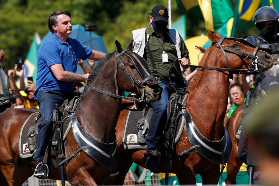Bolsonaro se pasea a caballo entre miles de personas e ignora al coronavirus.
