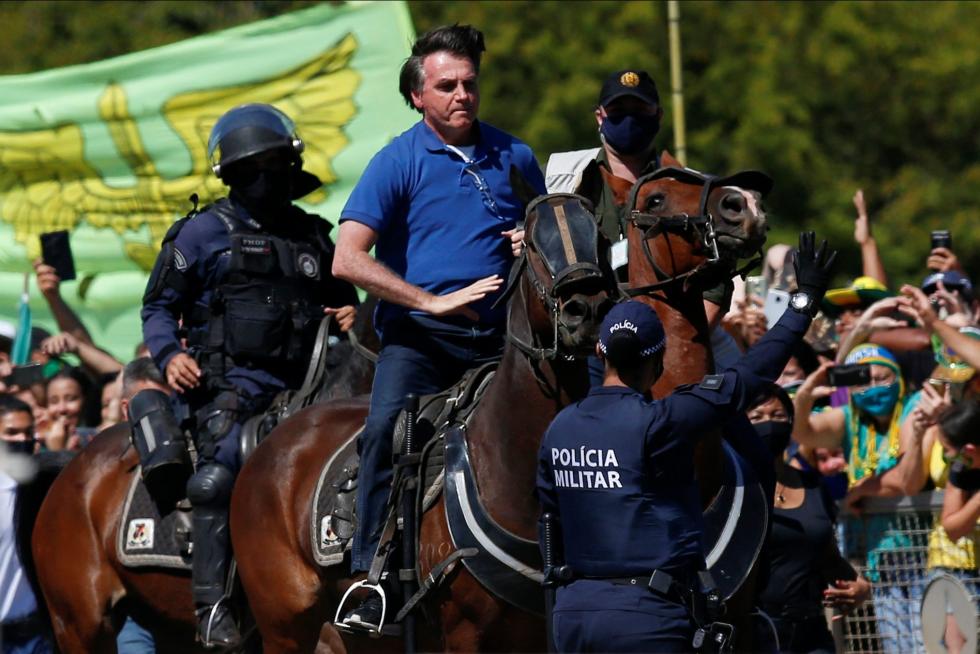 Bolsonaro se pasea a caballo entre miles de personas e ignora al coronavirus.