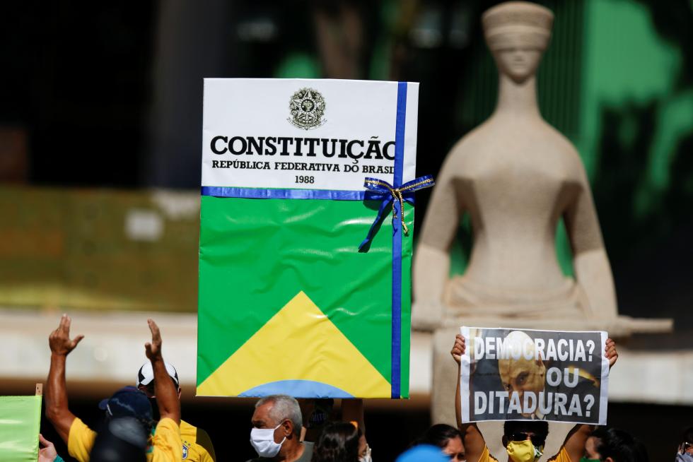 Bolsonaro se pasea a caballo entre miles de personas e ignora al coronavirus.
