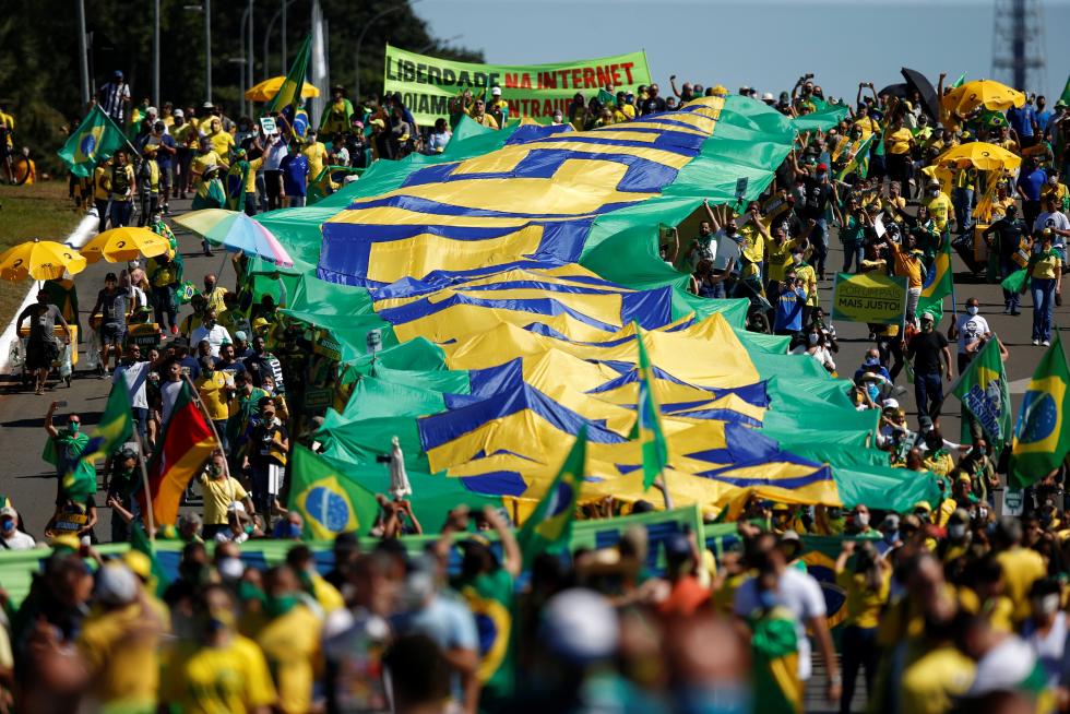 Bolsonaro se pasea a caballo entre miles de personas e ignora al coronavirus.
