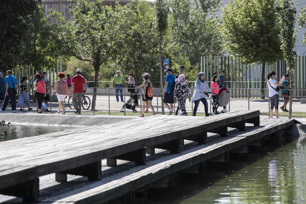 Las riberas del Ebro y el Parque del Agua de Zaragoza se han llenado de paseantes, deportistas, bicis y patines